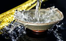 都是烈酒，为什么白酒是无色透明的，而洋酒都琥珀色的？